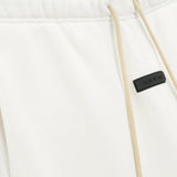 ESSENTIALS SWEATSHORT - CLOUD DANCER