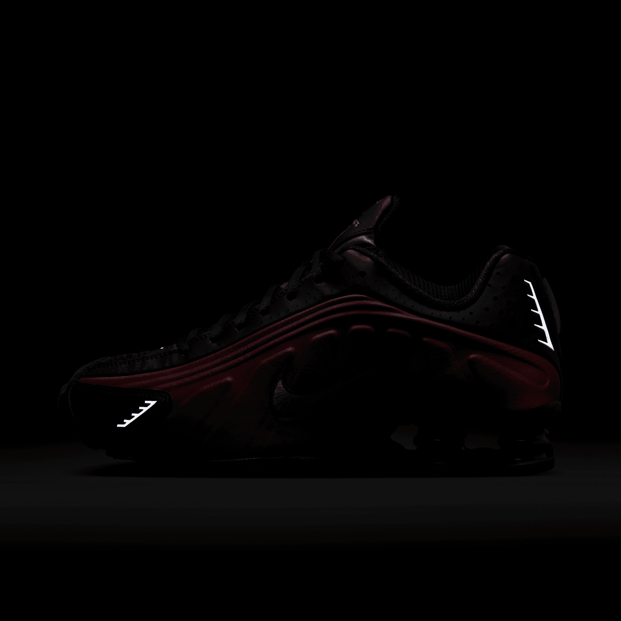 WMNS SHOX R4 - BLACK / TEAM RED – lapstoneandhammer.com WMNS SHOX R4 - BLACK / TEAM RED – lapstoneandhammer.com