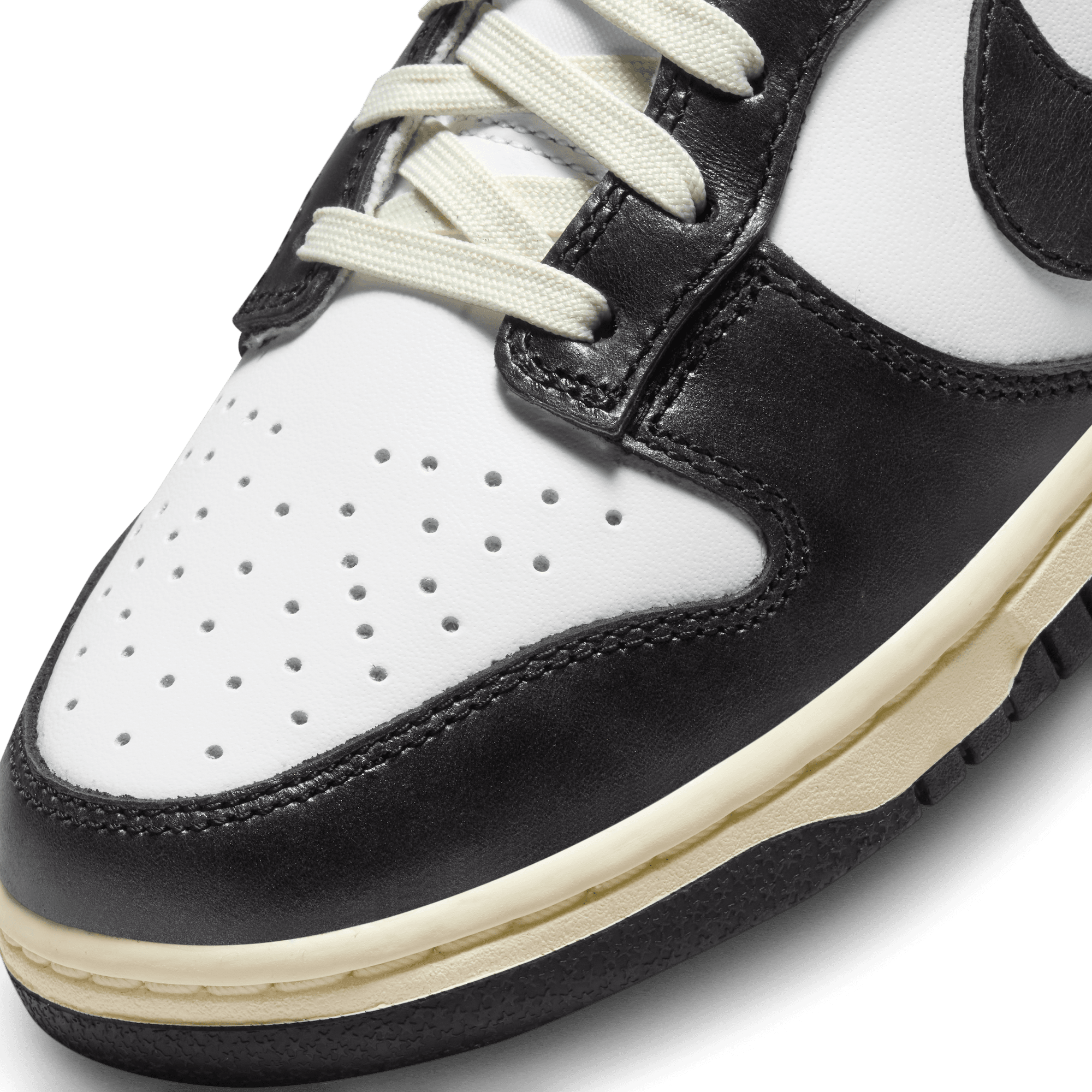 WMNS DUNK LOW VINTAGE "BLACK / WHITE"