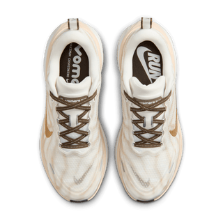 WMNS VOMERO PLUS - SUMMIT WHITE / DARK HAZEL