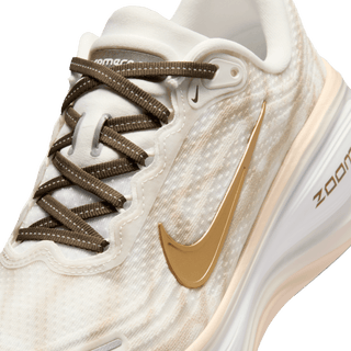 WMNS VOMERO PLUS - SUMMIT WHITE / DARK HAZEL