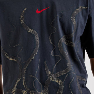 STRANGER THINGS X NIKE MAX90 TEE - OFF NOIR / UNIVERSITY RED