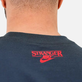STRANGER THINGS X NIKE MAX90 TEE - OFF NOIR / UNIVERSITY RED