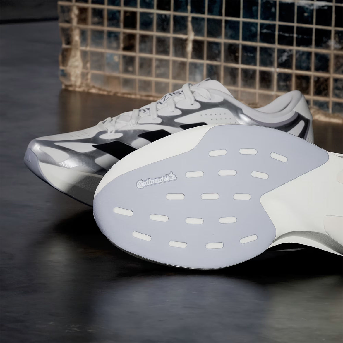 WMNS ADIZERO EVO SL EXO - CLOUD WHITE / CORE BLACK / IRON METALLIC