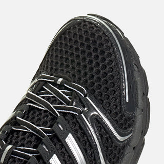 ADISTAR CONTROL 5 - CORE BLACK / CLOUD WHITE / CARBON