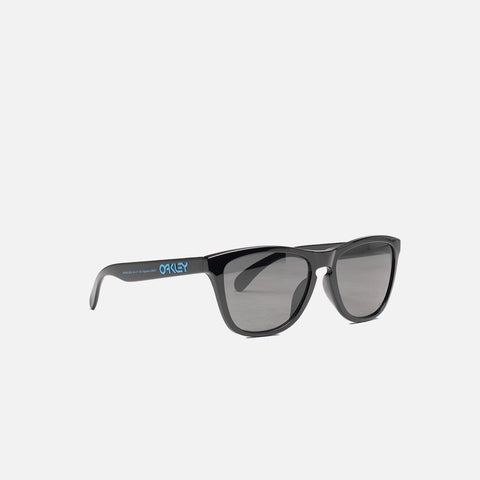 FRAGMENT X OAKLEY POLISHED BLACK FROGSKINS "VIVID BLUE"